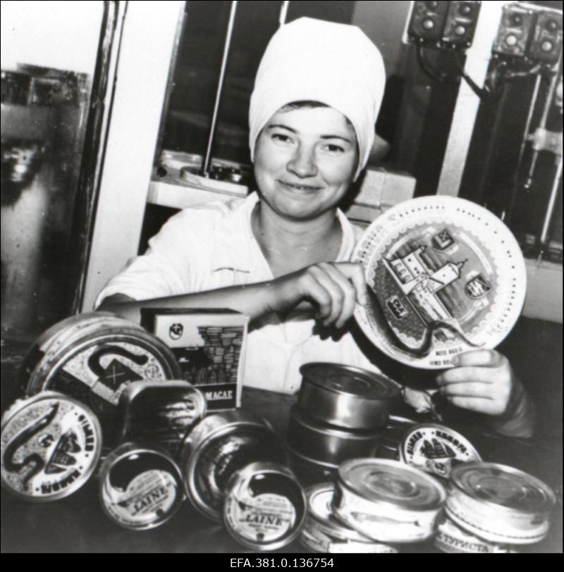 Kalurikolhoosi "Oktoober" kalatehase toodangut demonstreerib Galina Kuuli.