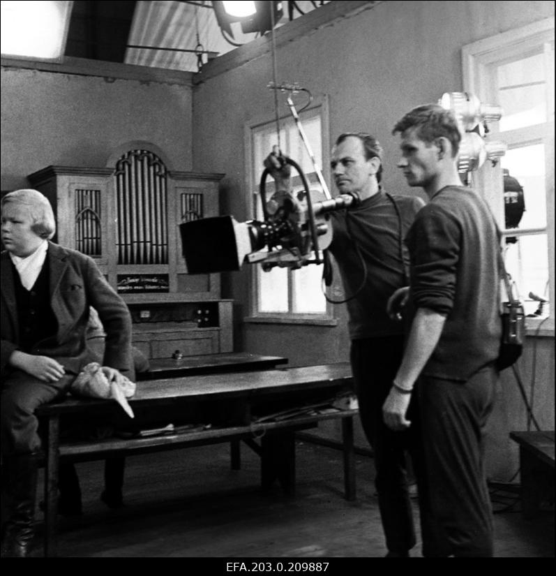 Tallinnfilmi mängufilm "Kevade". Filmivõtted Tallinnfilmi paviljonis. Tõnissoni osatäitja Ain Lutsepp, operaator Harry Rehe.