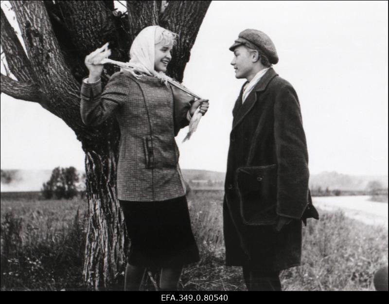 Kaader filmistuudio Tallinnfilm mängufilmist "Kevade", Teele osas Riina Hein ja Arno osas Arno Liiver.