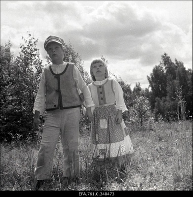 Stuudio "Tallinnfilm" muusikaline lastefilm "Nukitsamees".
Filmistseenis Kusti osatäitja Ülari Kirsipuu ja Iti osatäitja Anna-Liisa Kurve.  similar photo