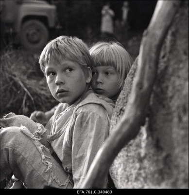 Stuudio "Tallinnfilm" muusikaline lastefilm "Nukitsamees". 
Filmistseenis Kusti rollis Egert Kirsipuu ja Iti osatäitja Anna-Liisa Kurve.  similar photo