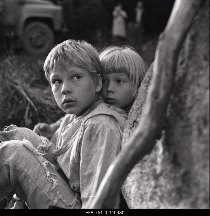 Stuudio "Tallinnfilm" muusikaline lastefilm "Nukitsamees". 
Filmistseenis Kusti rollis Egert Kirsipuu ja Iti osatäitja Anna-Liisa Kurve.