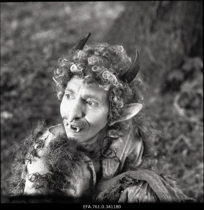 Stuudio "Tallinnfilm" muusikaline lastefilm "Nukitsamees". Tölpa rollis Urmas Kibuspuu.