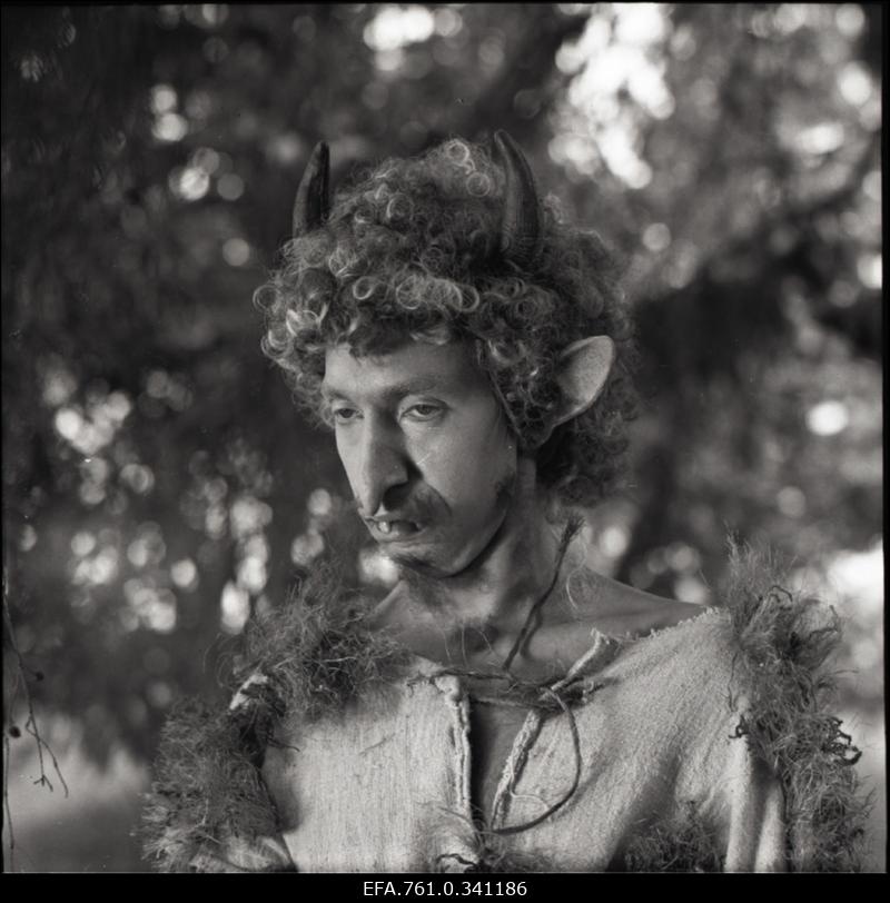 Stuudio "Tallinnfilm" muusikaline lastefilm "Nukitsamees". Tölpa rollis Urmas Kibuspuu.