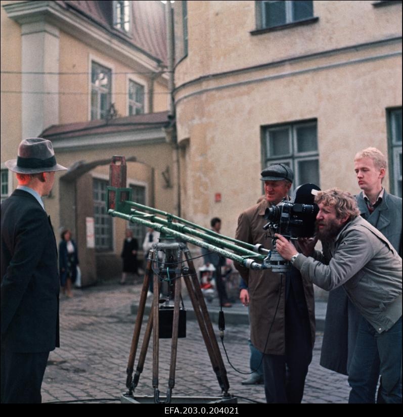 Tallinnfilmi mängufilmi "Bande" võtted Tallinnas. Vasakul seisab näitleja Talvo Pabut, edasi režissöör-lavastaja Arvo Kruusement, teleskoopstatiivile paigaldatud kaameraga on operaator-lavastaja Jüri Sillart, tema taga operaatori assistent Mait Mäekivi.