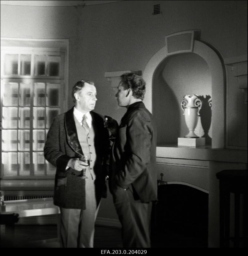 Tallinnfilmi mängufilm "Bande". Vestlevad Ned Beamount (Tõnu Kark) ja Paul Madving (Aarne Üksküla).