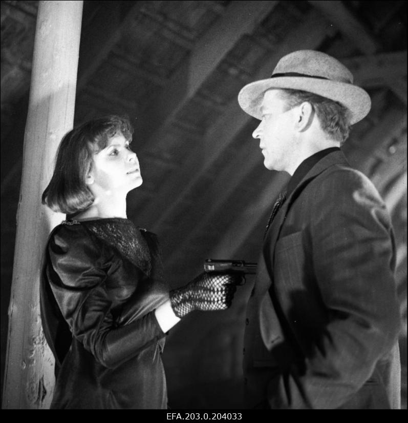 Stseen Tallinnfilmi mängufilmist "Bande". Opal Madving (Rita Rätsep) ja Ned Beamount (Tõnu Kark).