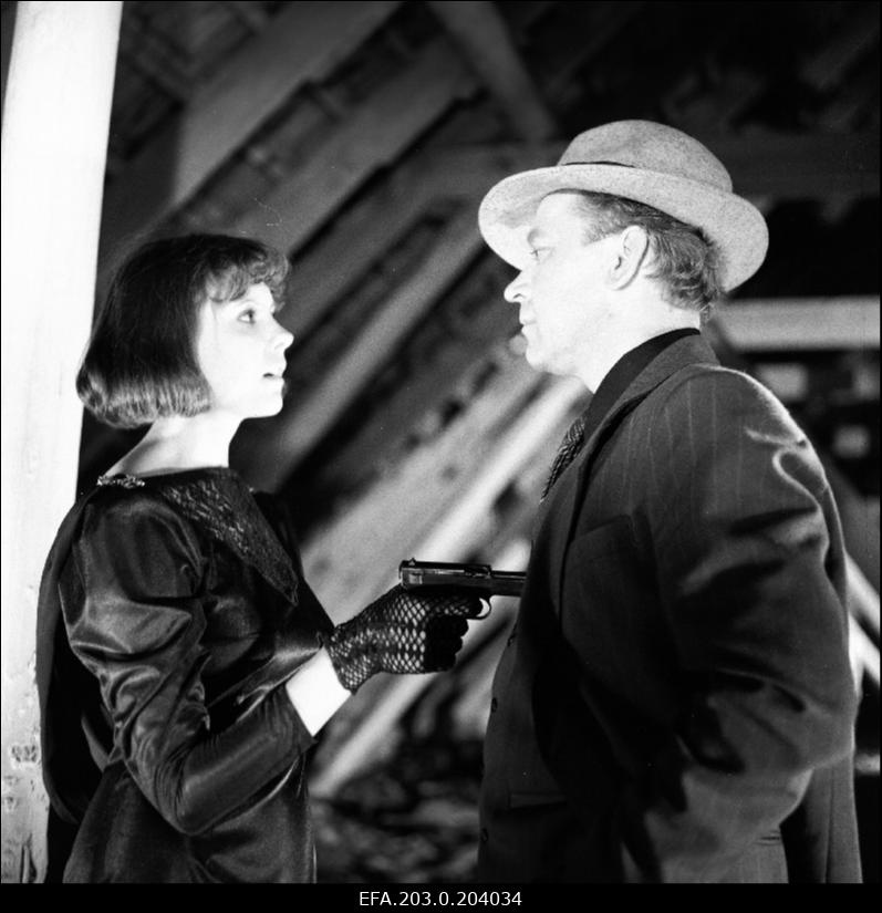 Stseen Tallinnfilmi mängufilmist "Bande". Opal Madving (Rita Rätsep) ja Ned Beamount (Tõnu Kark).