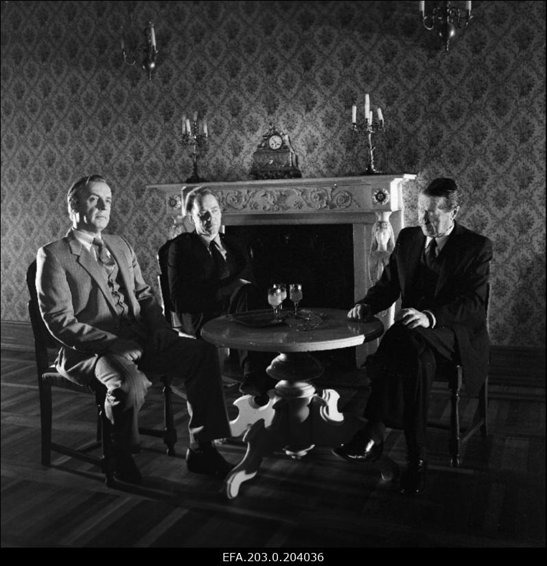 Tallinnfilmi mängufilm "Bande". Lauas istuvad Paul Madving (Aarne Üksküla), Ned Beamount (Tõnu Kark) ja senaator Henry (Olev Eskola).