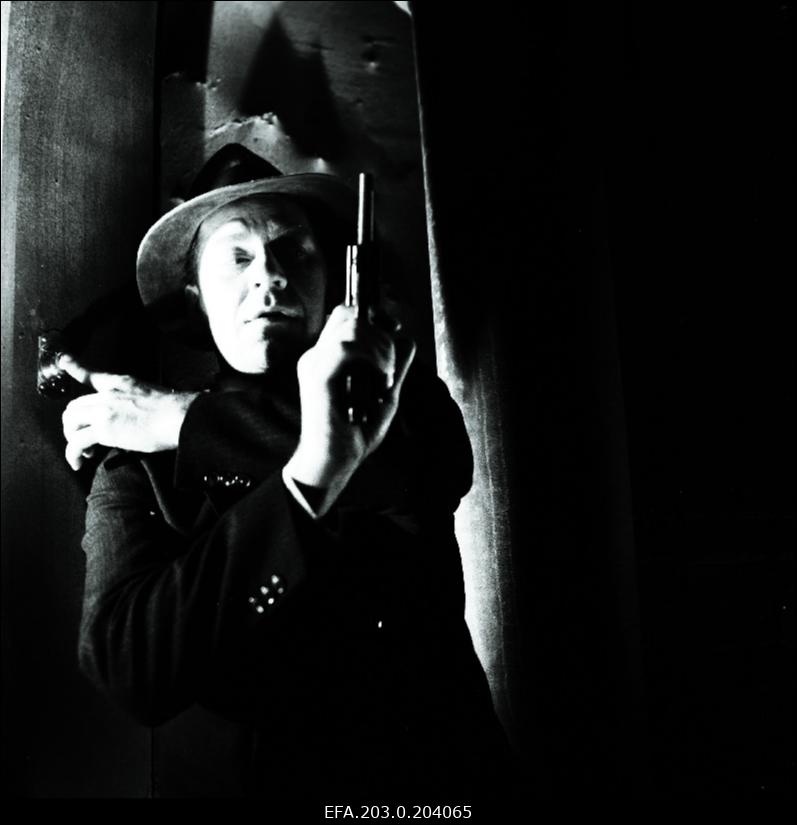 Tallinnfilmi mängufilm "Bande". Võitlusvalmis Ned Beamount (Tõnu Kark) on ootel...