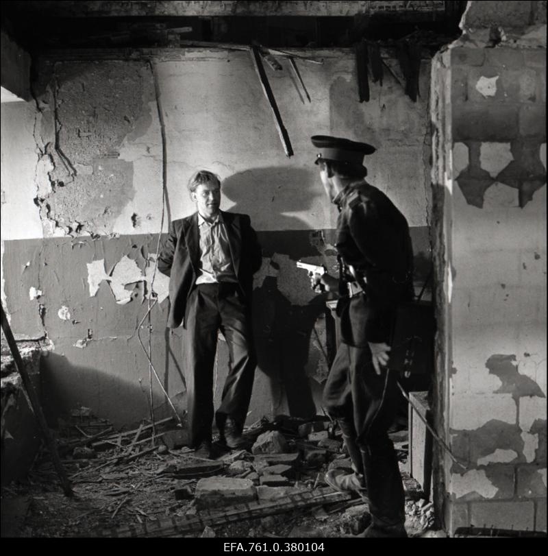 Stseen filmist "Metskannikesed". Reinu rollis Tõnu Kark, miilitsa rollis Jaan Kiho