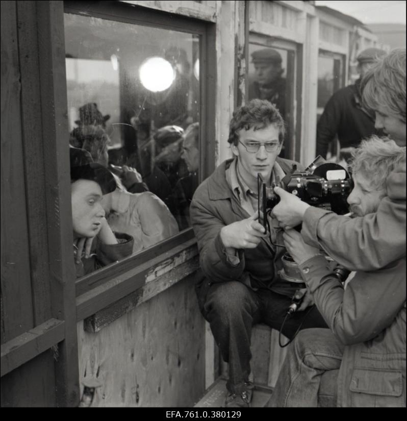 Filmi "Metskannikesed" võtted. Vaguni akna taga Tõnu rollis Arvo Kukumägi, vaguni ääres operaatori assitent Peeter Lõõbas, kaameraga operaator Jüri Sillart
