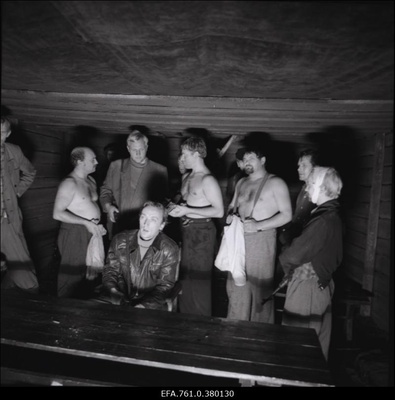 Stseen filmist "Metskannikesed". Istub Sanderi rollis Sulev Luik, seisavad: Kristjai rollis Enn Klooren, "Sanderi rühma mehe" rollis Toomas Vohu, Reinu rollis Tõnu Kark, Kalevi rollis Robert Gutman, "Sanderi rühma mehe" rollis Harri Paate  similar photo