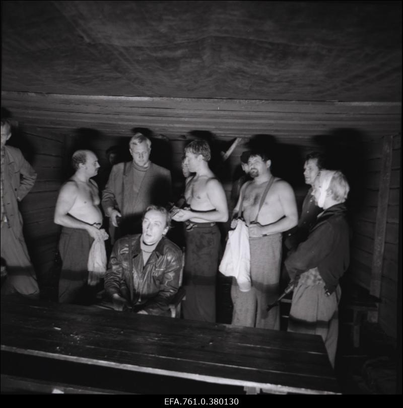 Stseen filmist "Metskannikesed". Istub Sanderi rollis Sulev Luik, seisavad: Kristjai rollis Enn Klooren, "Sanderi rühma mehe" rollis Toomas Vohu, Reinu rollis Tõnu Kark, Kalevi rollis Robert Gutman, "Sanderi rühma mehe" rollis Harri Paate