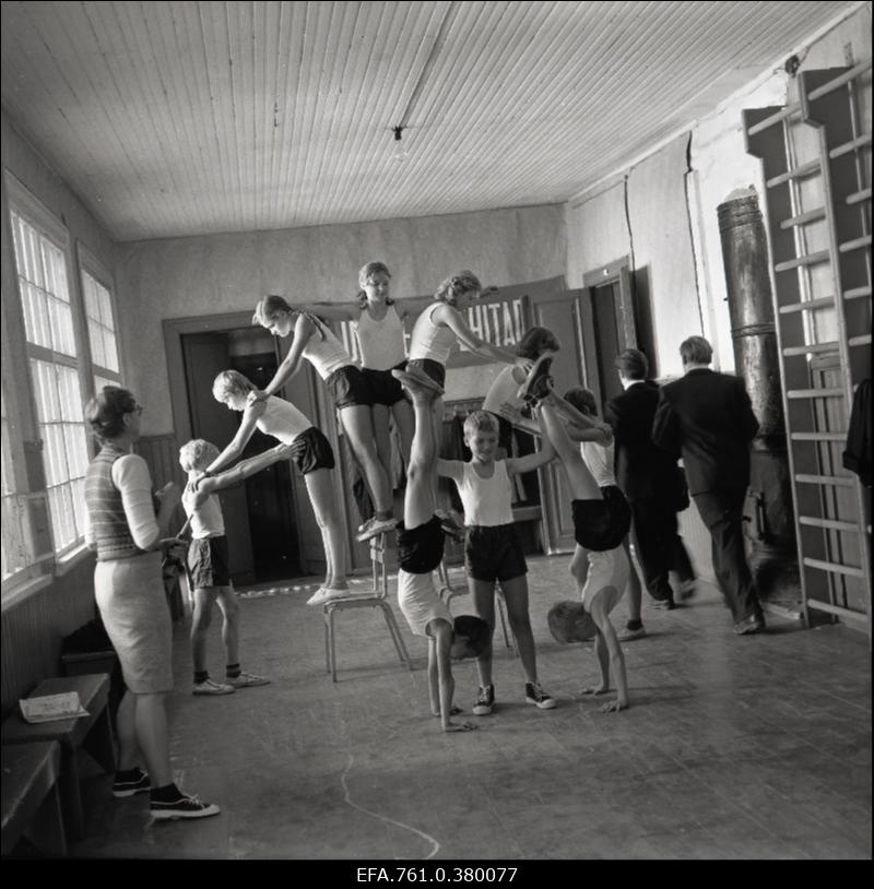 Stseen filmist "Metskannikesed". Võimlemistund koolis