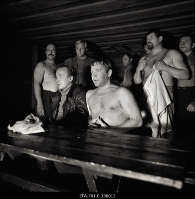 Stseen filmist "Metskannikesed". Istuvad: Sanderi rollis Sulev Luik, Reinu rollis Tõnu Kark, seisavad vasakult: Kristjani rollis Enn Klooren,"Sanderi rühma mehe" rollis Toomas Vohu], Kalevi rollis Robert Gutman, Andrese rollis Rudolf Allabert  similar photo