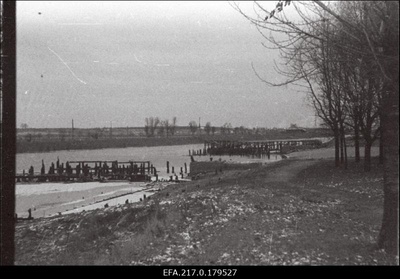 Põlenud Emajõe ujula.  similar photo