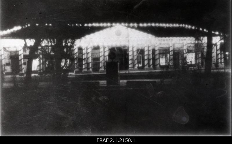 Oktoobrirevolutsiooni aastapäev. Valgustatud kaubahoov, vaade Barclay platsilt Tartus.