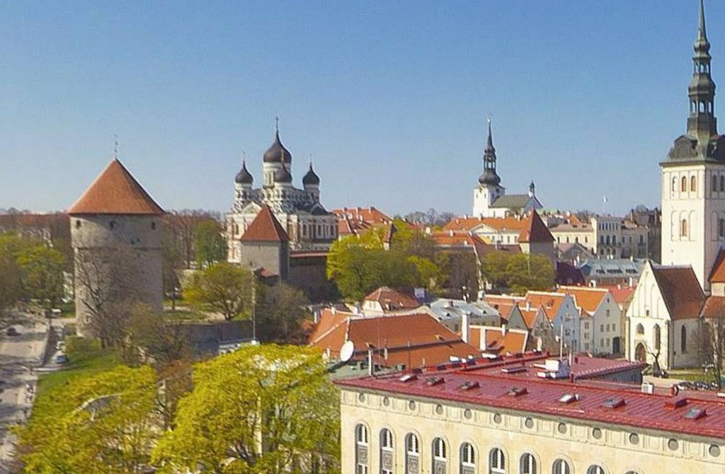 Toompea and Old Town from SO from the tower of the Jaan Church. At the forefront of the Harju Mount, Kiek in de Kök. In the back of Long Hermann, Nevski Cathedral and Toomkirik rephoto