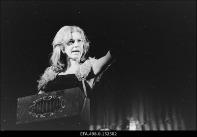 Vanemuise teatri näitleja Milvi Koidu Kõrtsi-Jenny osas B. Brechti draamas Kolmekrossiooper.  similar photo