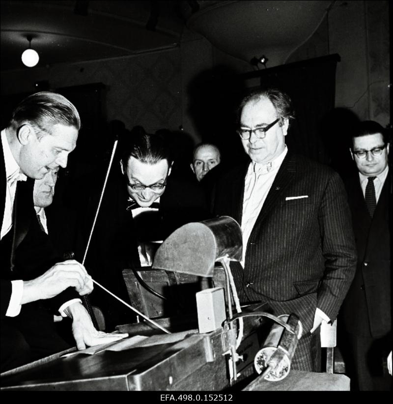 Lavastaja V. Panso (esireas paremalt) helilooja E.Tamberg ja dirigent E.Kõlar enne Sophoklese tragöödia Kuningas Oidipus esietendust Vanemuise teatris.