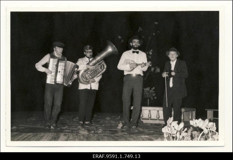 EÜE-83. EÜE 20. aastapäeva pidulik lõpetamine Vanemuise teatris Tartus II