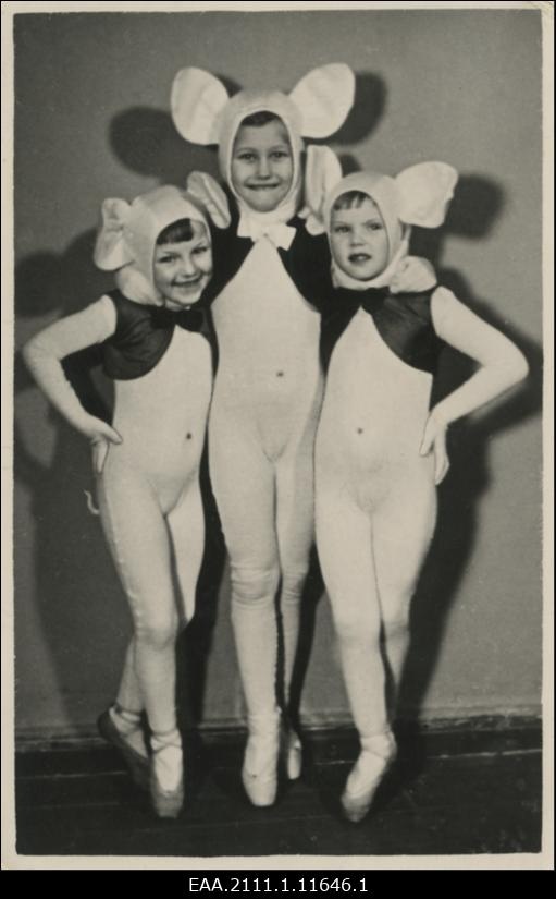 Else Stahlbergi, balletitantsutrupp Tartu "Vanemuises" etendusel, fotol kolm õpilast põrsatantsus, foto