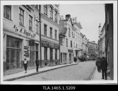 Vaade Harju (44, 46 jt) tänavale. Vasakul tapeedi- ja värvikauplus "Gustav Israel", Harju tänav 46.  similar photo