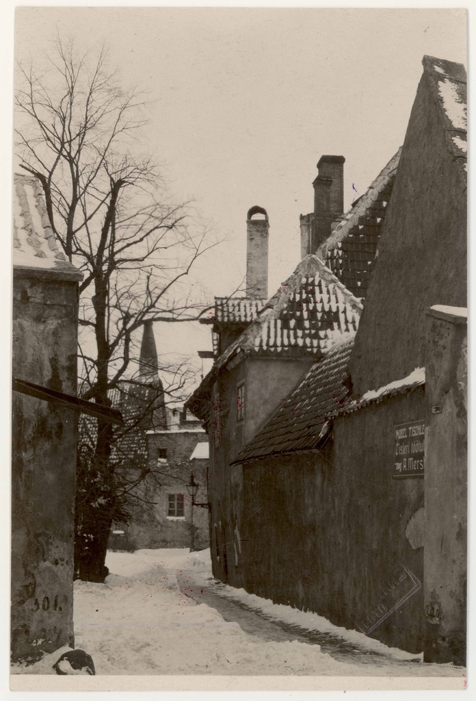 View from Rüütli Street to the courtyard of the Church of Niguliste