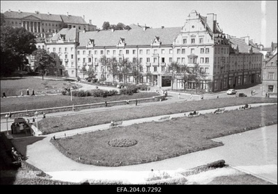 Haljasala Harju ja Niguliste tänava vahel.  similar photo