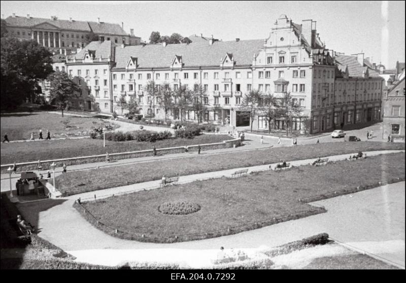 Haljasala Harju ja Niguliste tänava vahel.