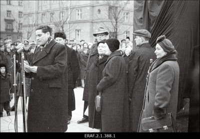 Hans Pöögelmanni mälestussamba avamiiting. Mälestussammas püstitati Tallinnas Imanta tänava äärsele väljakule, avati 30. detsembril 1960. a. Mikrofoni ees on EKP Tallinna Linnakomitee sekretär Juhanson  similar photo
