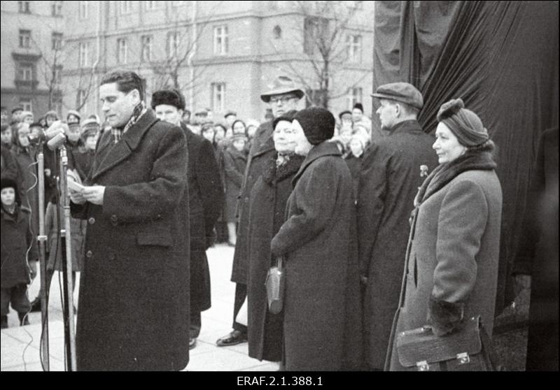 Hans Pöögelmanni mälestussamba avamiiting. Mälestussammas püstitati Tallinnas Imanta tänava äärsele väljakule, avati 30. detsembril 1960. a. Mikrofoni ees on EKP Tallinna Linnakomitee sekretär Juhanson
