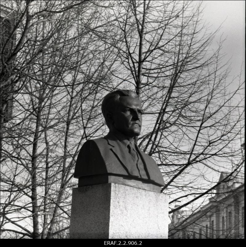 Jaan Anveldi monument Gonsiori tänava haljasalal