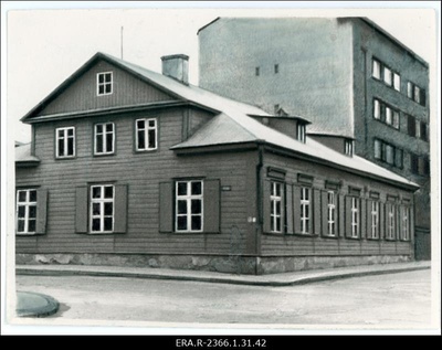 Hoone Tallinnas Kreuksi ja Sakal tänava nurgal, kus asus nn. Kentmanni kool  similar photo