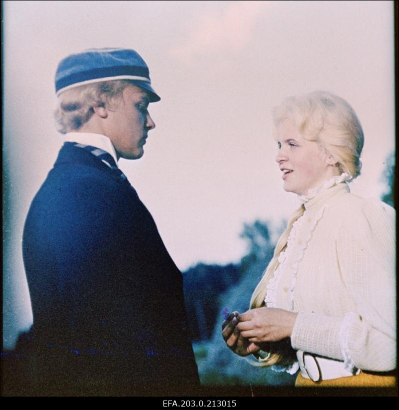 Kaader Tallinnfilmi mängufilmist "Suvi". Arno Tali osas Arno Liiver, Raja Teele osas Riina Hein.