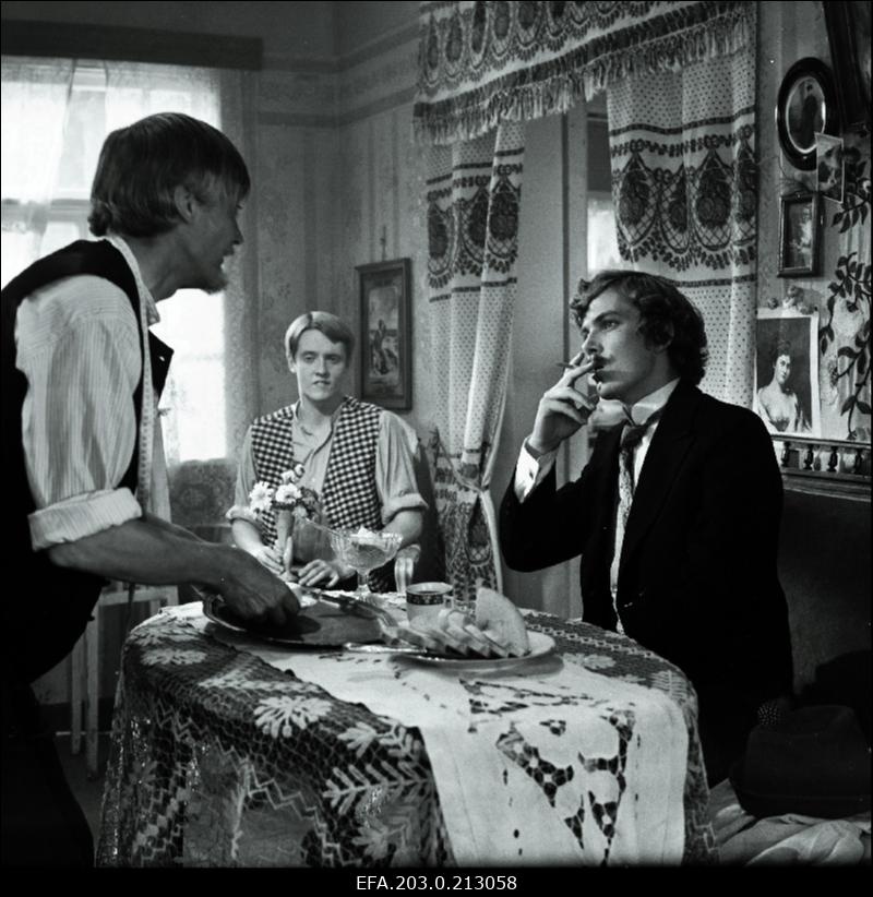 Kaader Tallinnfilmi mängufilmist "Suvi". Papa Kiire osas Ervin Abel, Jorh Adniel Kiire osas Margus Lepa, Joosep Tootsi osas Aare Laanemets.