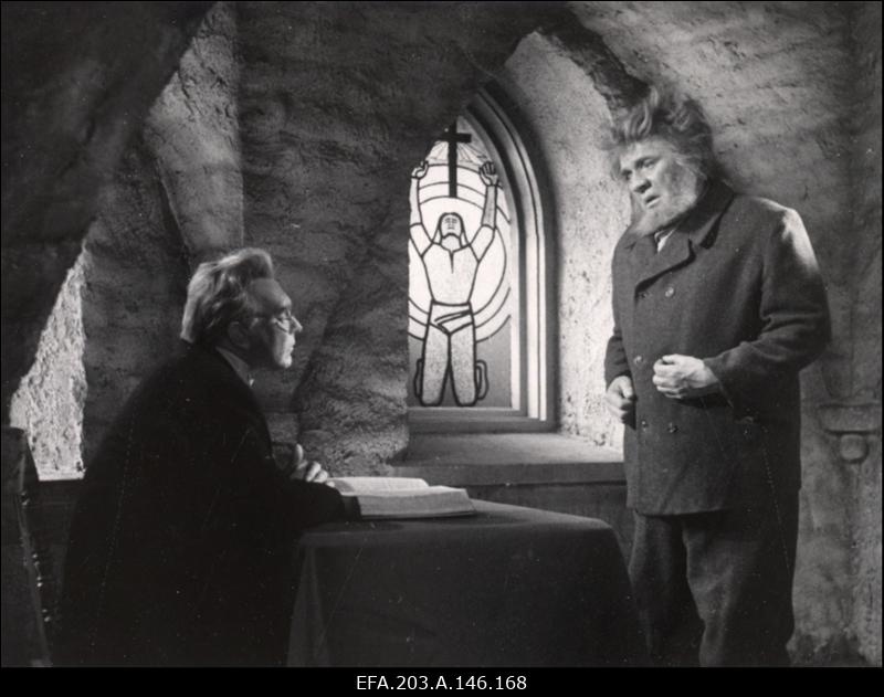 Kaader filmistuudio Tallinnfilm mängufilmist Põrgupõhja uus Vanapagan, vasakult: kirikuõpetaja - Heino Mandri ja Jürka - Elmar Salulaht.