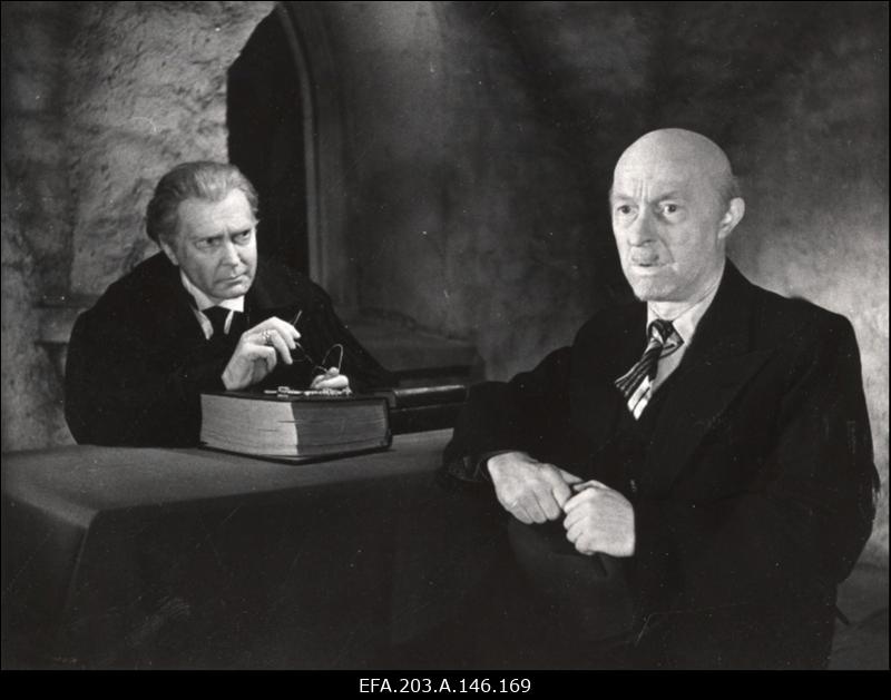 Kaader filmistuudio Tallinnfilm mängufilmist Põrgupõhja uus Vanapagan, vasakult: kirikuõpetaja - Heino Mandri, Ants - Ants Eskola.