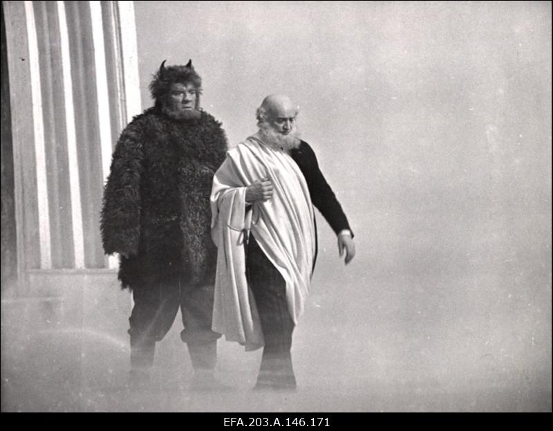 Kaader filmistuudio Tallinnfilm mängufilmist Põrgupõhja uus Vanapagan, vasakult: Jürka - Elmar Salulaht, Peetrus - Jüri Järvet.