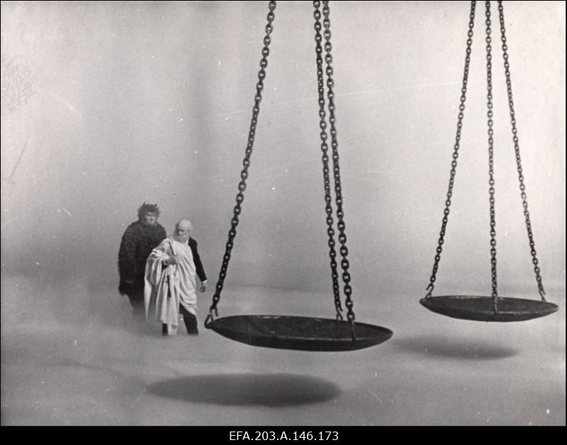 Kaader filmistuudio Tallinnfilm mängufilmist Põrgupõhja uus Vanapagan, vasakult: Jürka - Elmar Salulaht, Peetrus - Jüri Järvet.