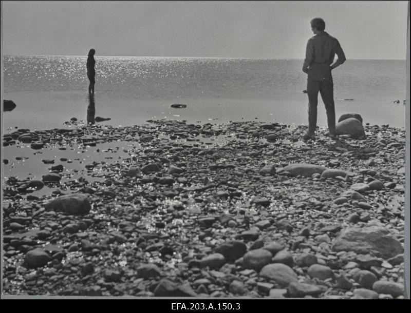 Kaader filmistuudio Tallinnfilm mängufilmist Tütarlaps mustas.