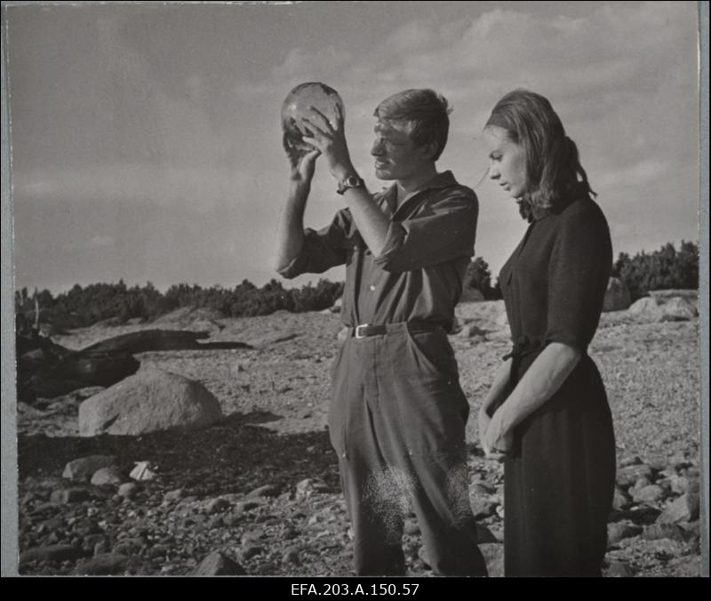 Kaader filmistuudio Tallinnfilm mängufilmist Tütarlaps mustas, vasakult: Tanel - Jozas Budraitis, Saale - Gerlinda Koppelman.