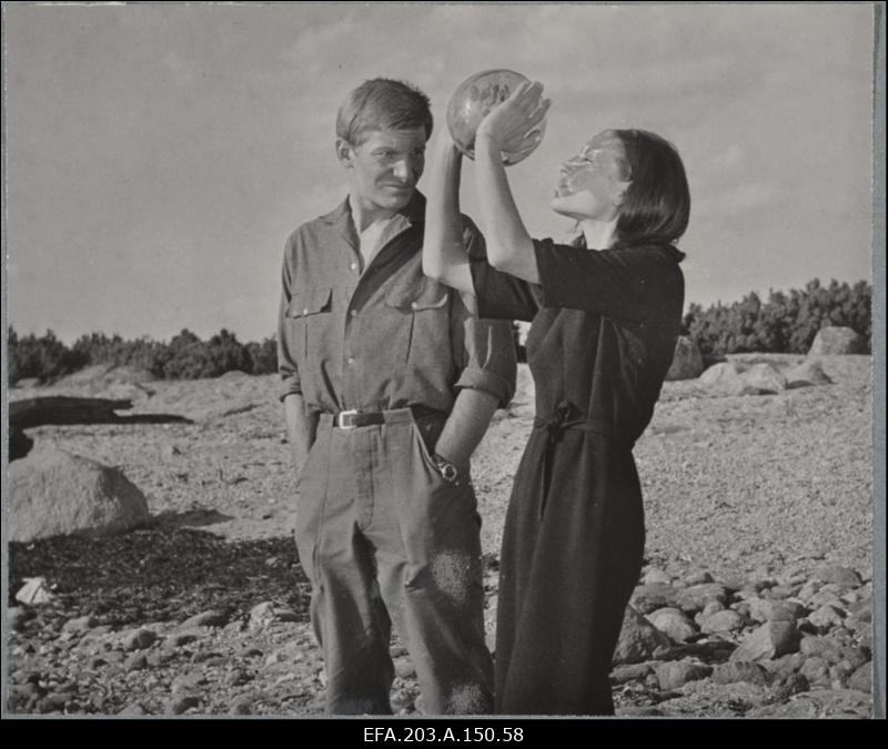 Kaader filmistuudio Tallinnfilm mängufilmist Tütarlaps mustas, vasakult: Tanel - Jozas Budraitis, Saale - Gerlinda Koppelman.