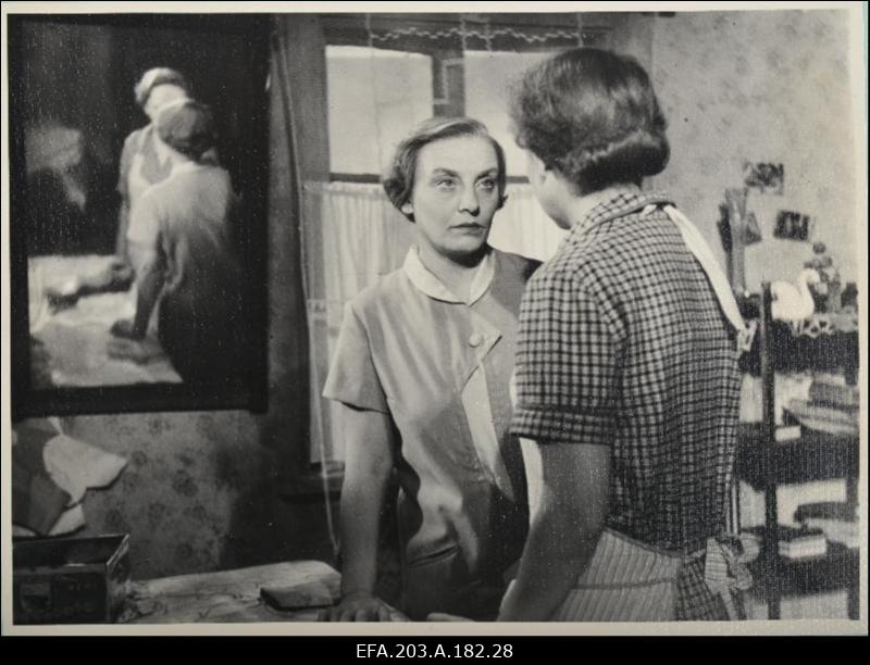 Kaader filmistuudio Tallinnfilm mängufilmist Tagahoovis, vasakult: Maria - E. Rauer, Tatjana - I- Ever.