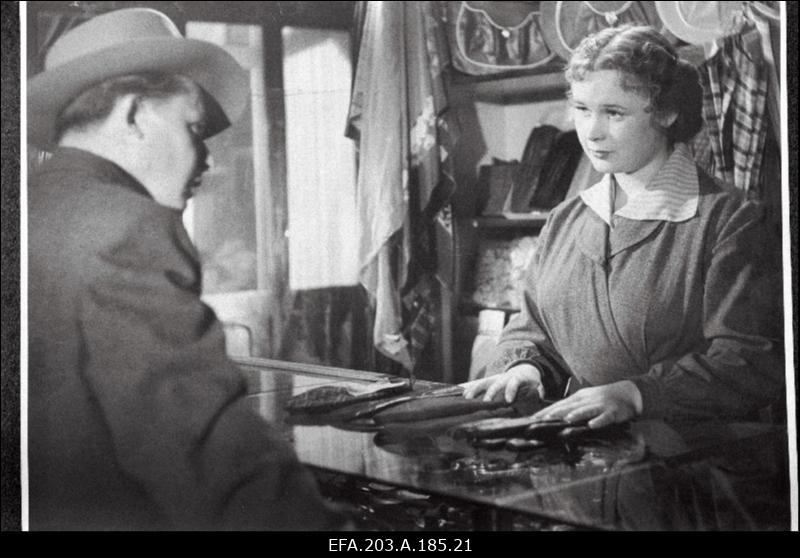 Kaader filmistuudio Tallinnfilm mängufilmist Raudteejaamas Vaikne.