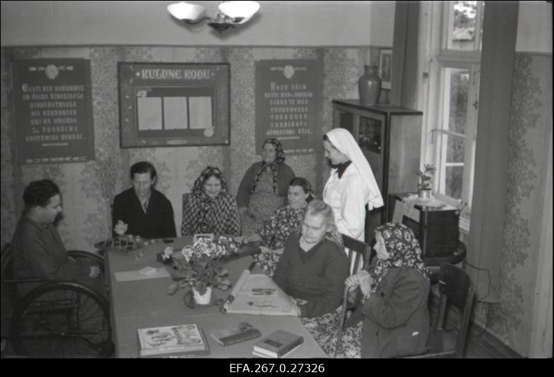 Valga Krooniliste Haigete Haigla hoolealused punanurgas.