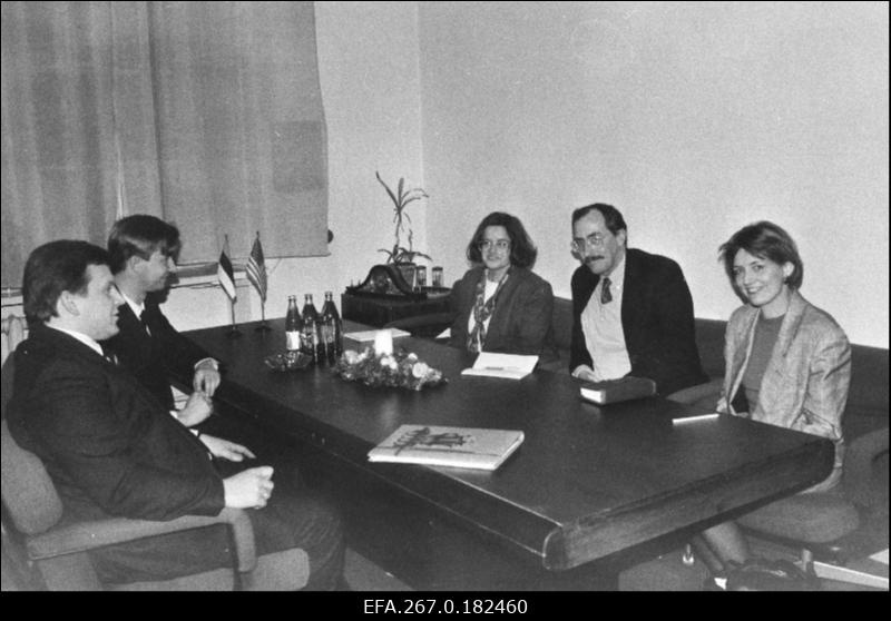 USA suursaadik Eestis Robert C. Frasure (paremalt 2.) koos saatkonna 1. sekretäri Elo-Kai Ojamaa (3.) ja 2. sekretäri Ingrid Kollistoga (1.) külaskäigul Valga Maavalitsuses. Vasakult 1. Valga maavanem Rein Randver ja 2. Maavalitsuse töötaja Rein Kaseleht.