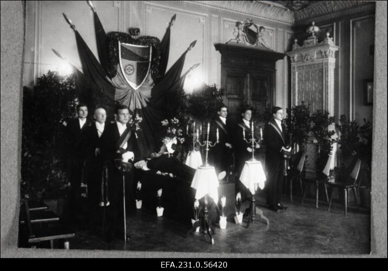 Korporatsiooni „Fraternitas Estica“ liige K. Linnamägi puusärgis.