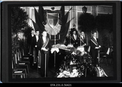 Korporatsiooni „Fraternitas Estica“ vilistlane O. Peterson puusärgis.  similar photo